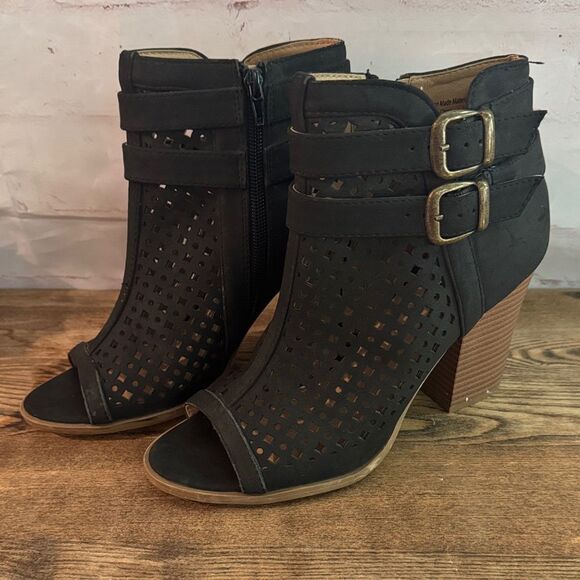 Brash Black Cut-Out Heeled Shoes - Picture 3 of 4